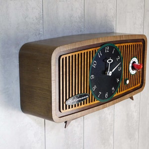 Cuckoo clock in the form of an old radio