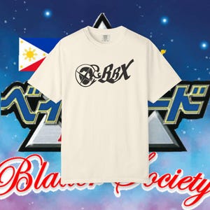 Puede incluir: Camiseta color crema con un gráfico negro que presenta el texto "A&BBX" y un diseño circular. La camiseta está sobre un fondo con una bandera y texto japonés. También son visibles las palabras "Bla Society".