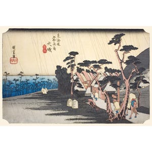 Pode incluir: Gravura em madeira japonesa retratando uma paisagem chuvosa com figuras em um caminho. A obra de arte apresenta uma vila com edifícios de telhados vermelhos, árvores altas e um corpo de água distante. A impressão inclui texto japonês e um selo vermelho.