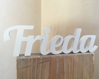 Frieda - lackierter Schriftzug aus Holz / Holzschriftzug / individuell gestalten