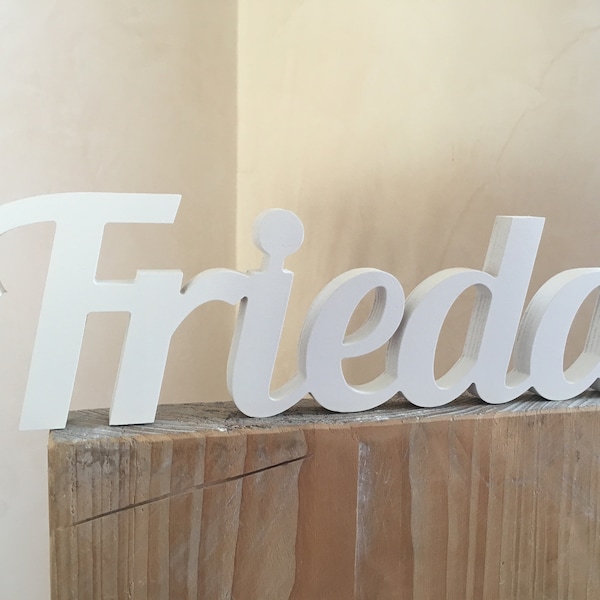 Frieda - lackierter Schriftzug aus Holz / Holzschriftzug / individuell gestalten