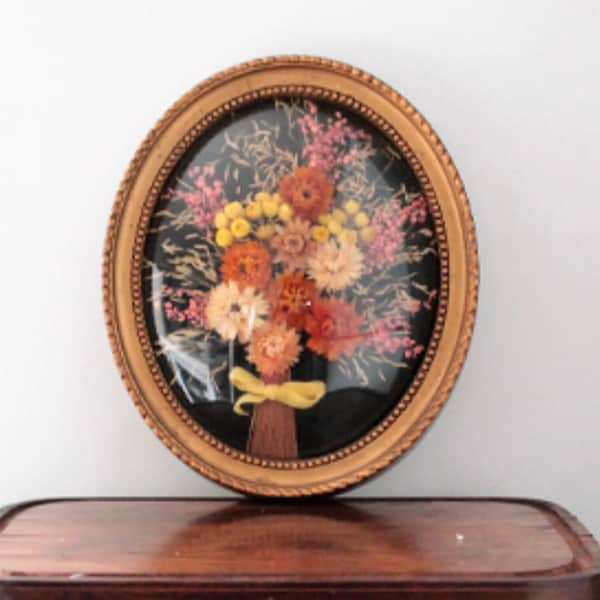 Fleurs séchées avec Cadre vintage doré sous globe, CDR191685