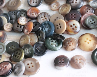 Assortiment de 30 boutons marbrés de différents couleurs et diamètres, boutons gris, boutons marrons, mercerie vintage, 1009