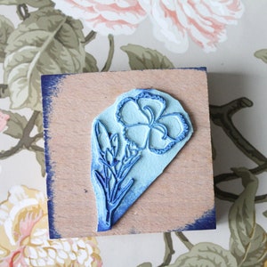 Vignette caoutchouc sur tampon bois français FLEUR OEILLET pour scrapbooking, arts textiles, broderie, 3795