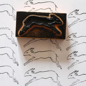 Tampon bois caoutchouc des années 1960, illustration de CHEVREUIL, jeu éducatif, 4595