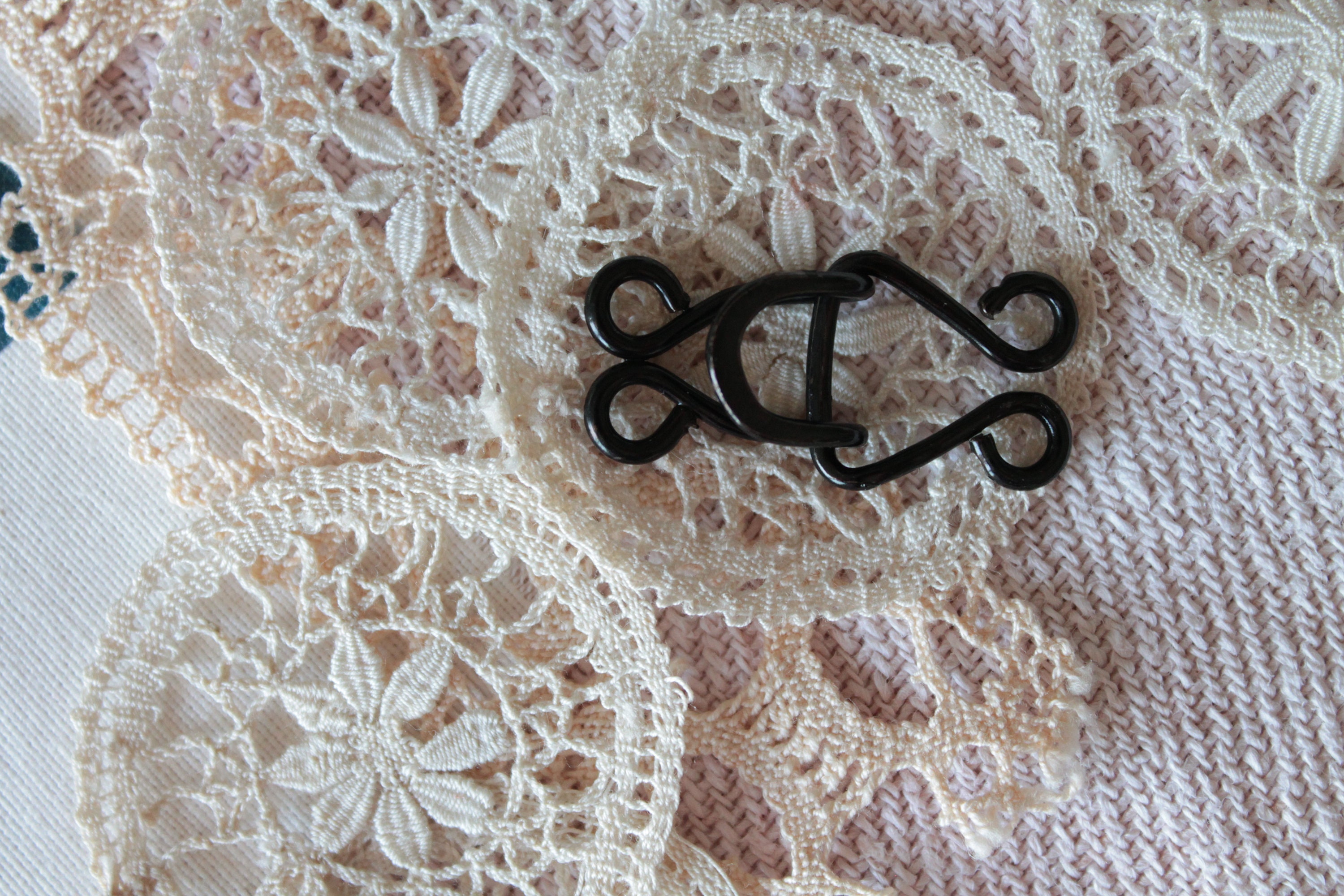 Largeformat old sewing clips, 6 pieces, closing hooks, metal clasps, 2605