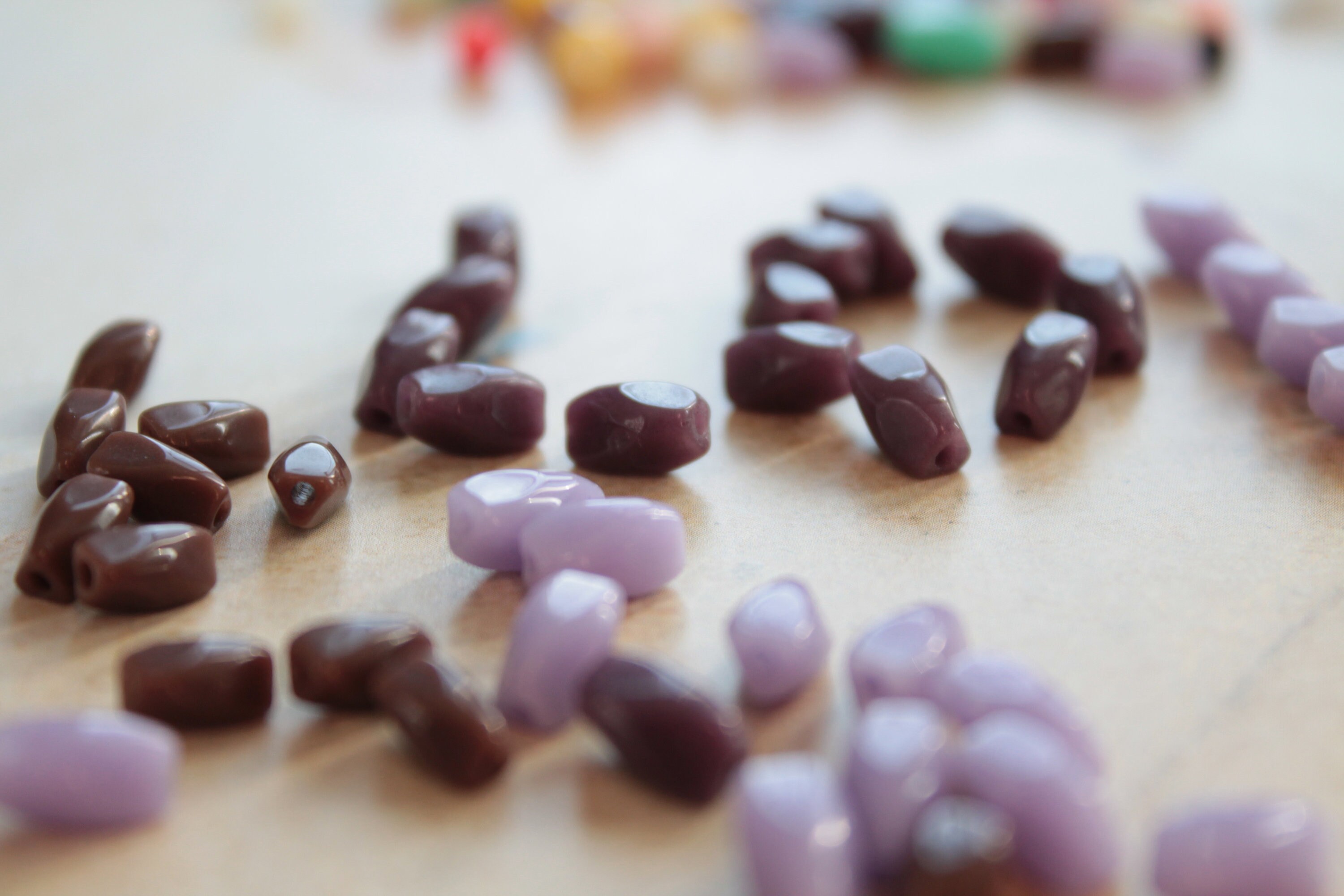 Lot De 1120 Perles Anciennes En Verre Violet - Forme Grain De Riz - Sur Fils D'origine - Occasion (fond De Stock)