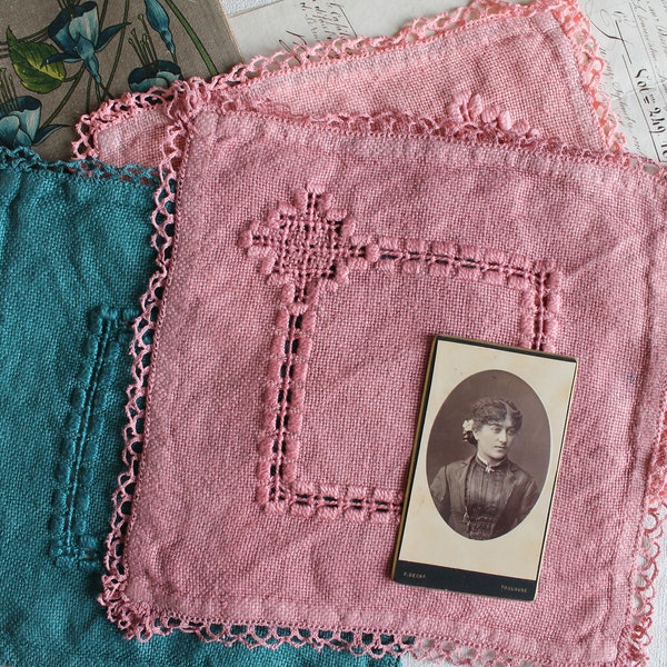 Napperon Bois de rose  carré de 23 cm rétro fait main teint avec dentelle et broderie, 3560