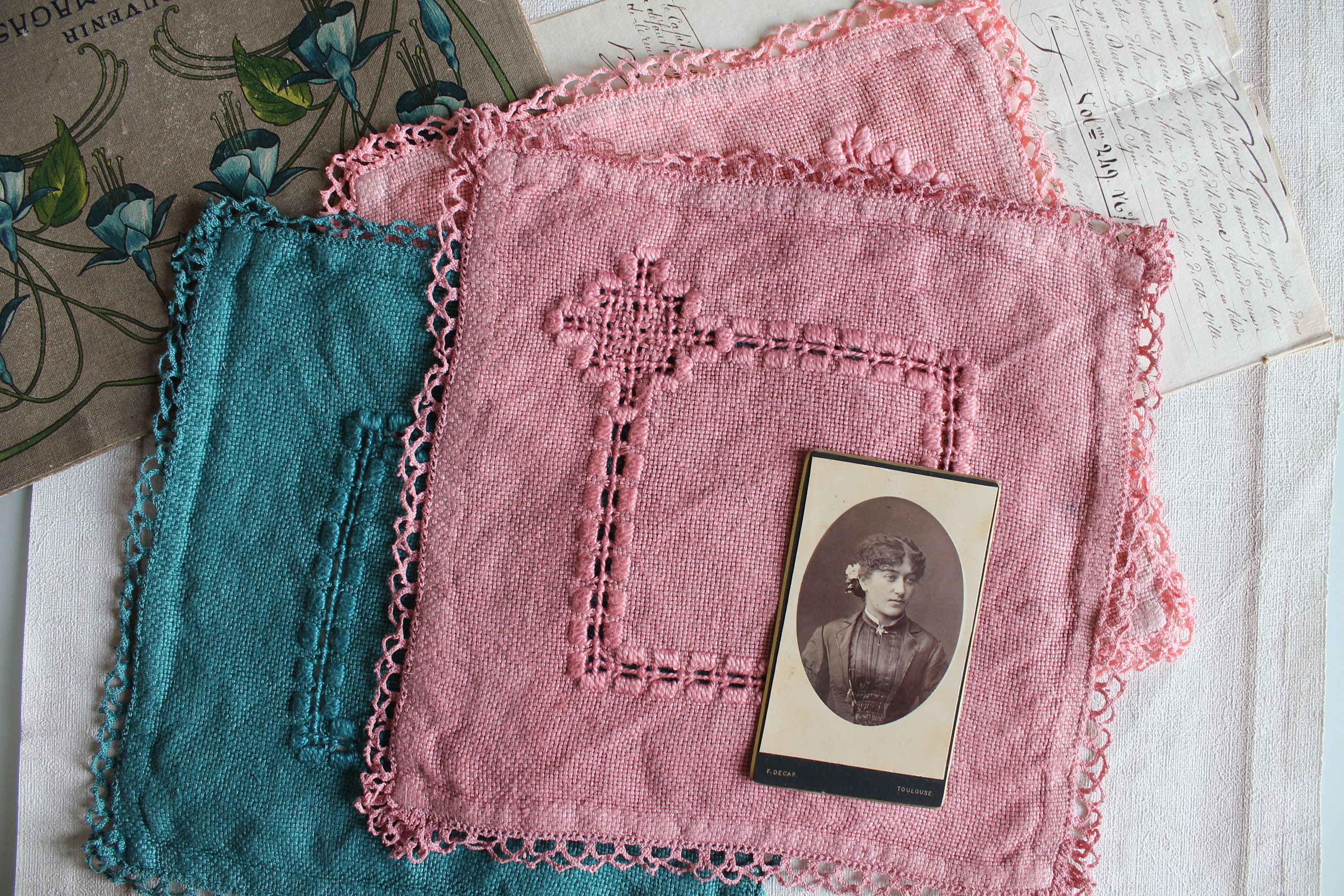 Napperon Rétro Fait Main Teint avec Dentelle et Broderie, 3560