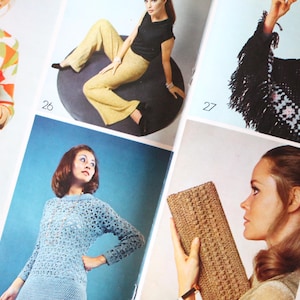 Peut inclure: Une page de magazine de mode vintage présentant des femmes portant des vêtements tricotés et crochetés. Les tenues comprennent un cardigan à motifs, un haut noir et un pantalon jaune, un poncho à franges, une robe bleue crochetée et une pochette tissée.