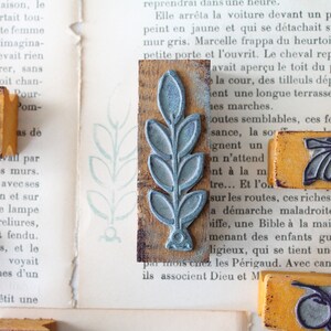 Tampon bois ancien fleur ou fruit des années 50 pour scrapbooking, arts textiles, broderie, 3601