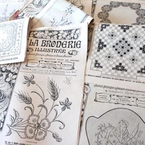 Può includere: Una collezione di riviste di modelli di ricamo francesi d'epoca, con intricati disegni floreali e geometrici in bianco e nero. Le riviste sono intitolate "LA BRODERIA ILLUSTREE" e "Journal Artistique a pratique de travaux feminins."