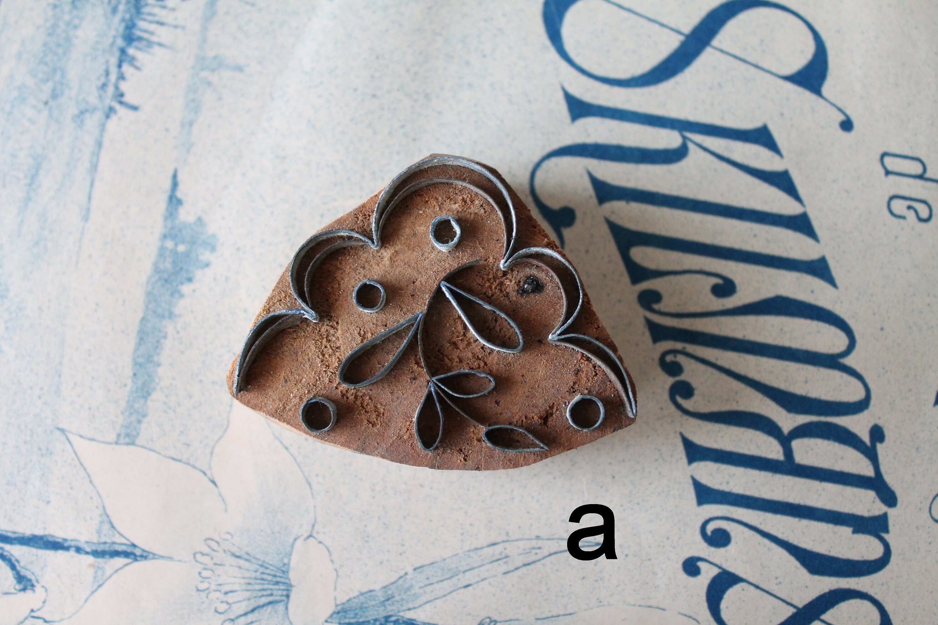 刺繍、織物芸術、紙芸術用のアンティークフランススタンプ、モノグラム