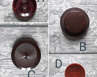 Vecchio bottone in celluloide marrone o ocra .3222