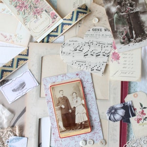 Art journal fournitures : dentelle ancienne, boutons anciens, photo, partition de musique, papier peint vintage...4113