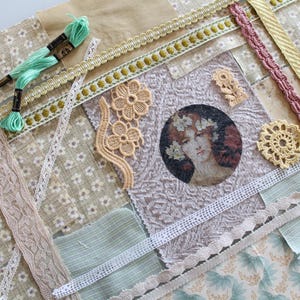 Peut inclure: Un assortiment de chutes de tissu, de dentelle et de galon dans des tons beige, marron et vert. Les chutes sont disposées en patchwork et comprennent une image vintage d'une femme avec des fleurs dans les cheveux.