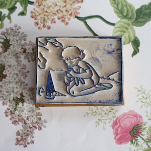Tampon 8 x 6.5 cm, fillette et son doudou, tampon caoutchouc des années 1960, jeu éducatif, tampon pour broderie, cadeau fillette, 4560