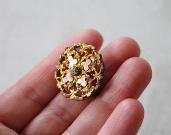 Broche Vintage Métal Doré Filigrane Avec Perle – Bijou Fantaisie Ancien – Style Rétro Et élégant