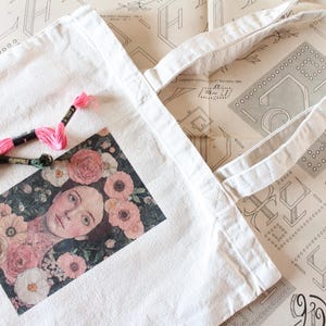Borsa tote in cotone con stampa a trasferimento per ricamo, motivo per ricamo e monogramma vintage, matassine di cotone DMC.