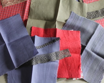 Pode incluir: Conjunto de retalhos de tecido em várias cores, incluindo vermelho, azul e verde. Os retalhos de tecido estão dispostos em um padrão aleatório sobre uma superfície marrom clara.