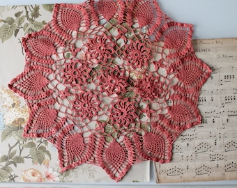 Stara, ręcznie farbowana serwetka koralowa, 50 cm