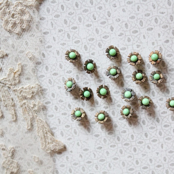 17 boutons minuscules en laiton fin XIXème à motif de fleurs, pour poupées anciennes, 4281
