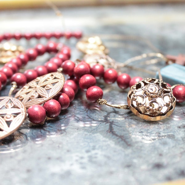 Chapelet fait main avec des boutons anciens, des perles rouges en bois, credo en bois, perle de céramique, chapelet christ, 2832