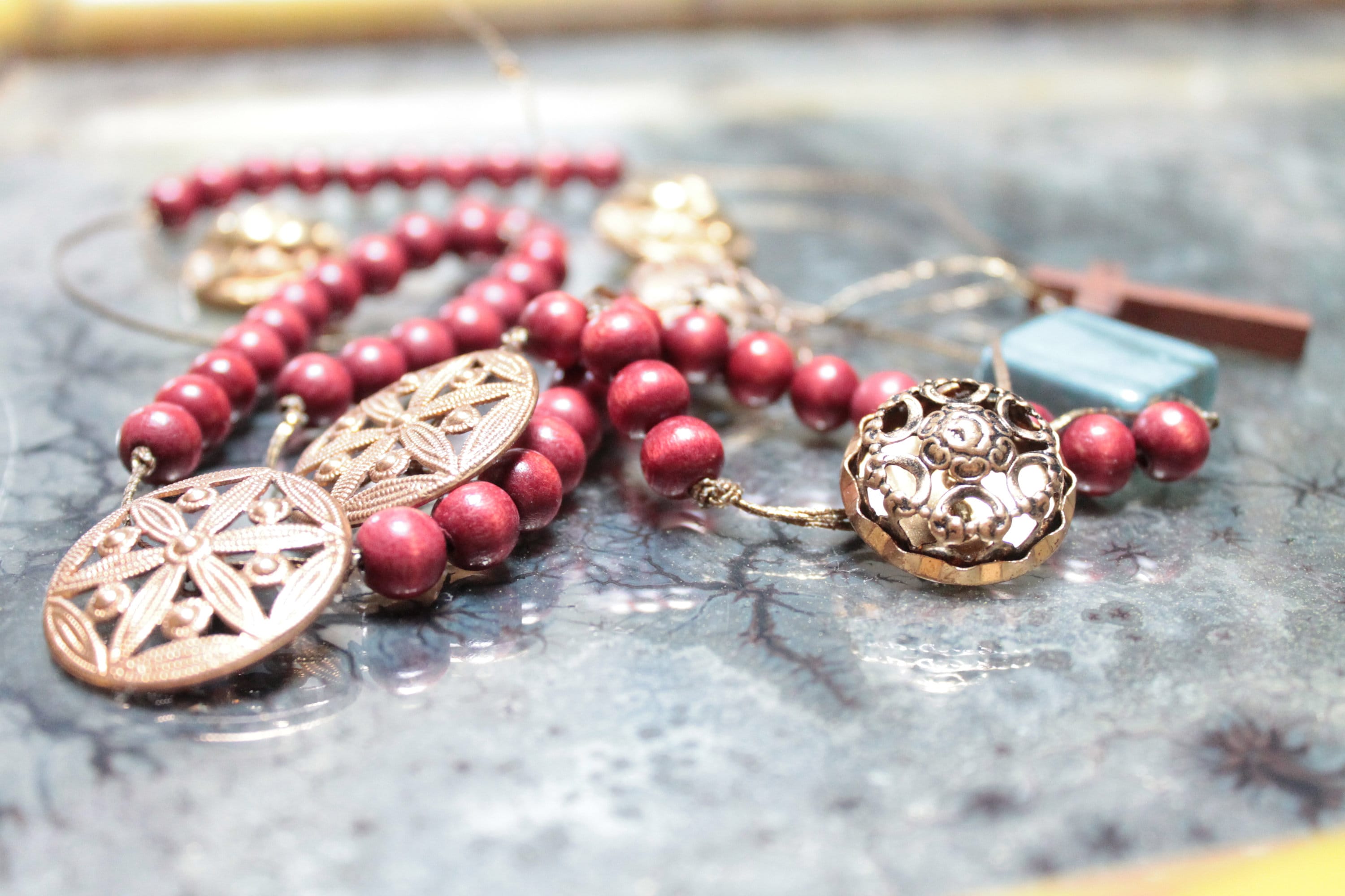 Chapelet Fait Main avec Des Boutons Anciens, Perles Rouges en Bois, Credo Perle de Céramique, Chapel