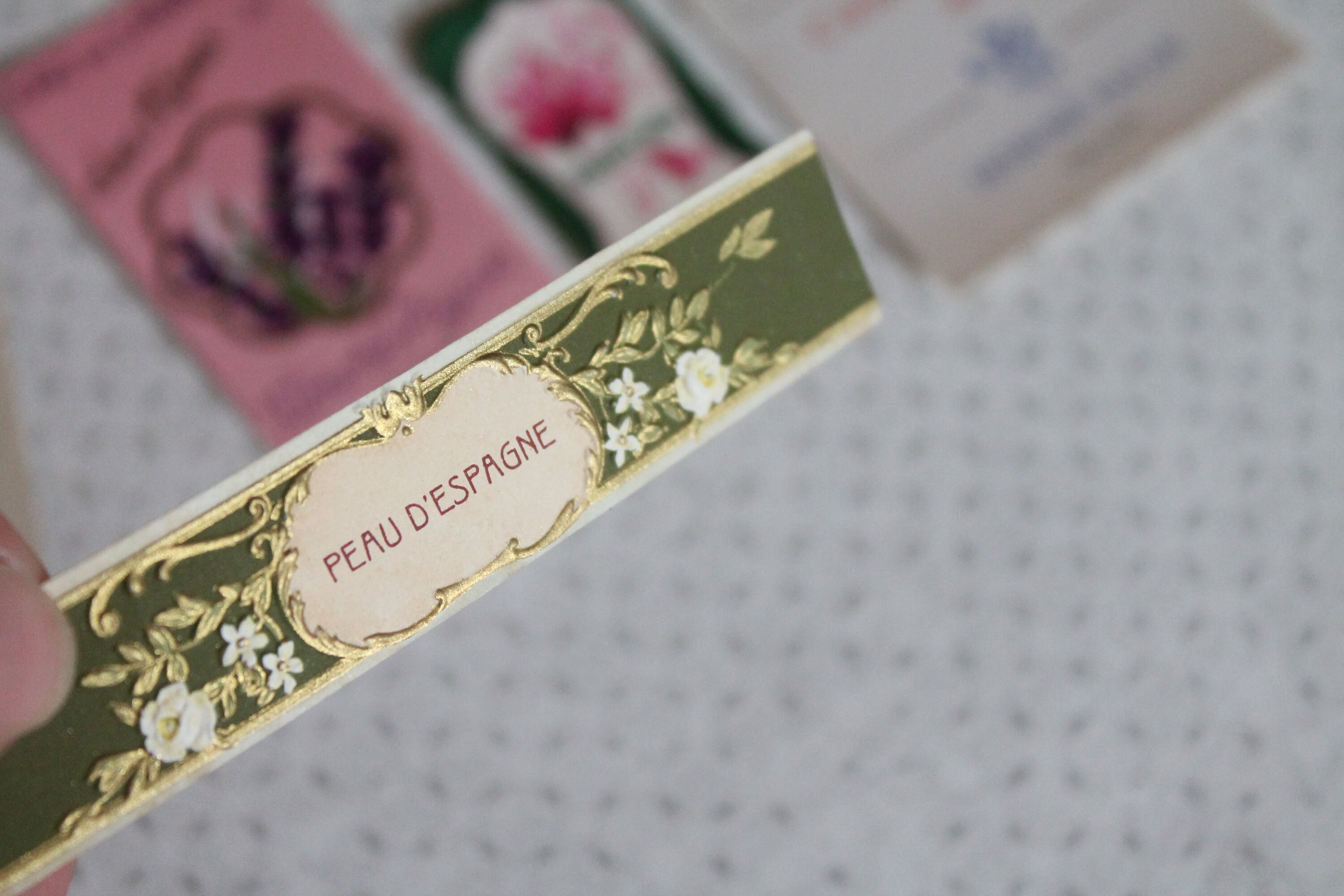 1950年代のフランスの香水瓶のラベル、コレクション用、新聞紙