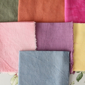 Peut inclure: Un assortiment de six échantillons de tissu de différentes couleurs, notamment le vert, l'orange, le rose, le violet, le bleu et le jaune. Les échantillons de tissu sont disposés en grille.