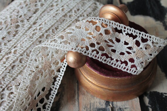 Dentelle Aux Fuseaux Ancienne - 4,5 Mètres De Long, 2,6 Cm De Large, Couleur écru