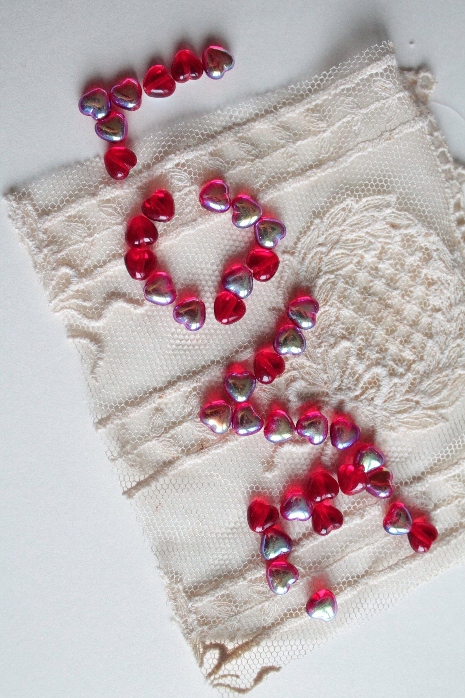 Lot De 100 Perles En Verre Rouge Cœur - 1 Face Irisée - Création Bijoux - Neuf
