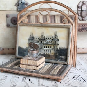 Encrier années 30 sur porte courier en osier, Déco bureau, déco années 30, déco shabby vintage, déco château, cabinet de curiosités