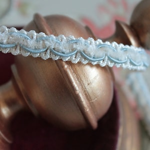 Galon bleu ciel et blanc chenille, bordure abat jour, passementerie française, 2422B