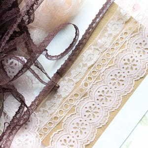 Dentelle française ancienne de couleur rose clair à fleurs, dentelle d'Alençon, 3217