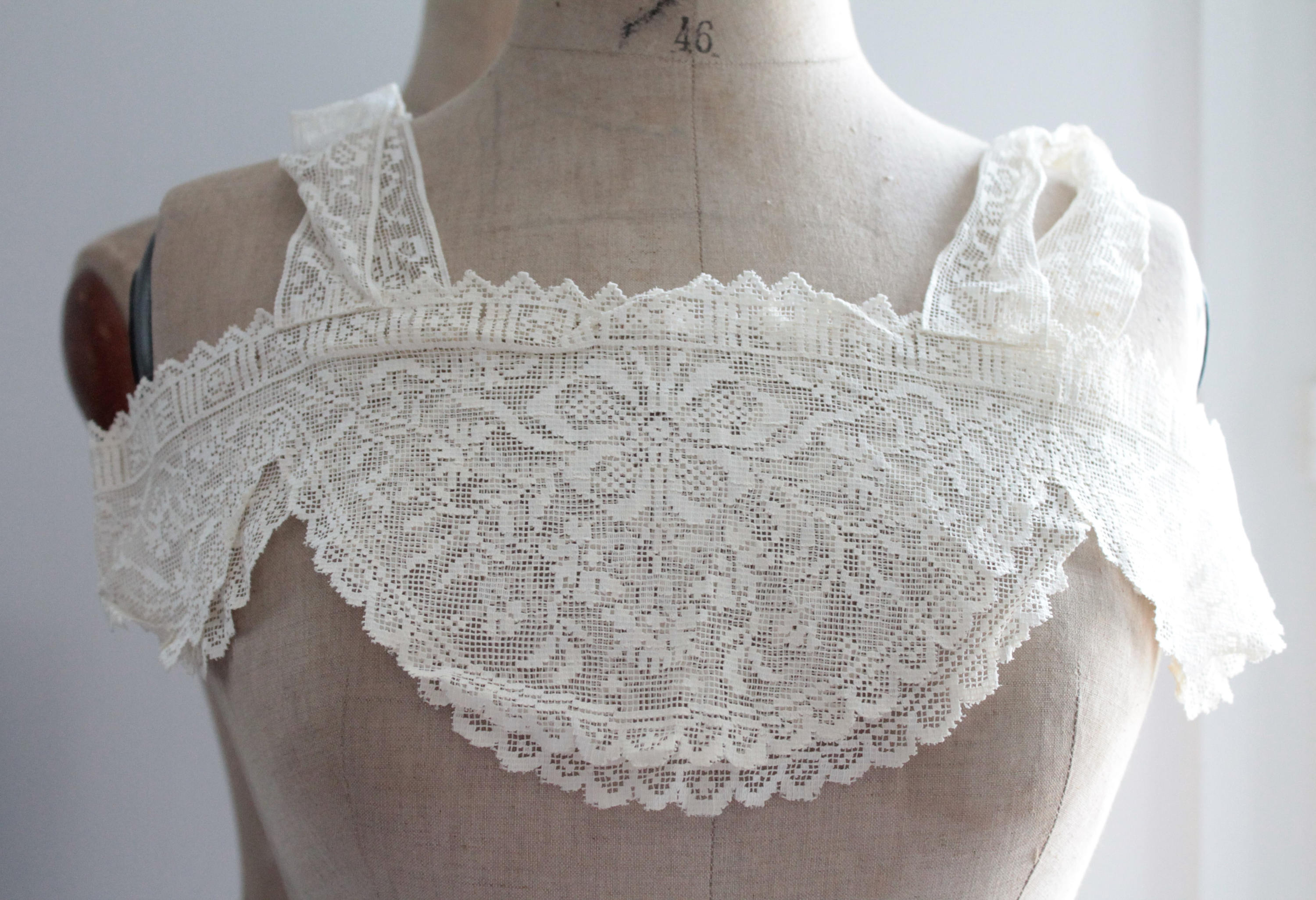 Vintage collar shoulder pads of ivory, old collar, mechanical lace