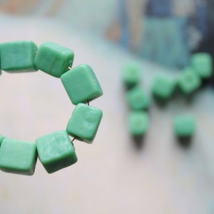 10 vintage green ceramic beads, cube-shaped and enamelled mosaic style,