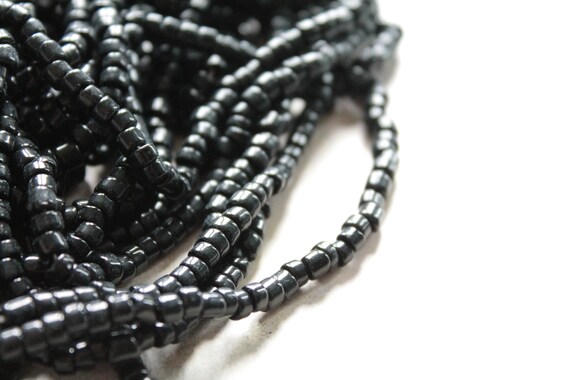 Lot De 30g De Perles Anciennes En Verre Pour Broderie Et Passementerie - Couleur Noire, Belle Époque, France
