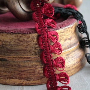 Galon rouge de passementerie vintage noir, bordure rouge d'abat jour, garniture de rideau, pompons noir, passementerie française, 2386