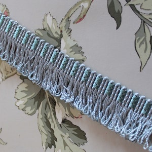 Galon tapissier bleu ciel à franges pour rideau ou abat-jour, passementerie française, 2417A