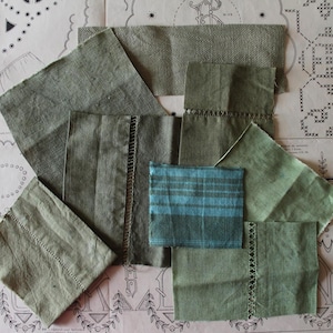 Może przedstawiać: Zestaw próbek tkanin w kolorze oliwkowej zieleni o różnych fakturach i szczegółach szycia. Jedna próbka ma niebiesko-turkusowy wzór w kratę. Tkaniny ułożone są na tle vintage papieru z nadrukowanymi wzorami.