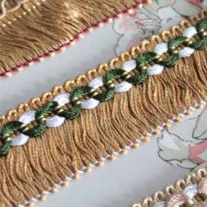Galon ameublement franges or et vert, bordure abat jour, ornement de rideau, passementerie française, galon bouclettes jaune et blanc, 2506B