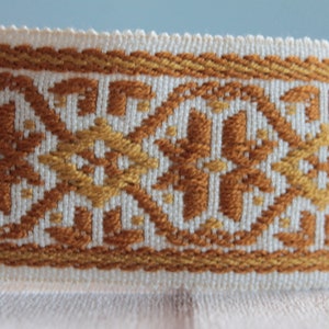 Passamaneria jacquard medievale, tricolore con motivi geometrici, 45 mm di larghezza, 1 metro 1,09y, 100% acrilico Dralon, made in France, 2947A