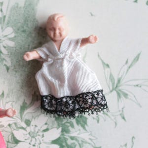 3 Poupées minuscules, poupées miniatures, poupon vintage miniature, poupée celluloïd, dentelle noire,saint valentin, 2065