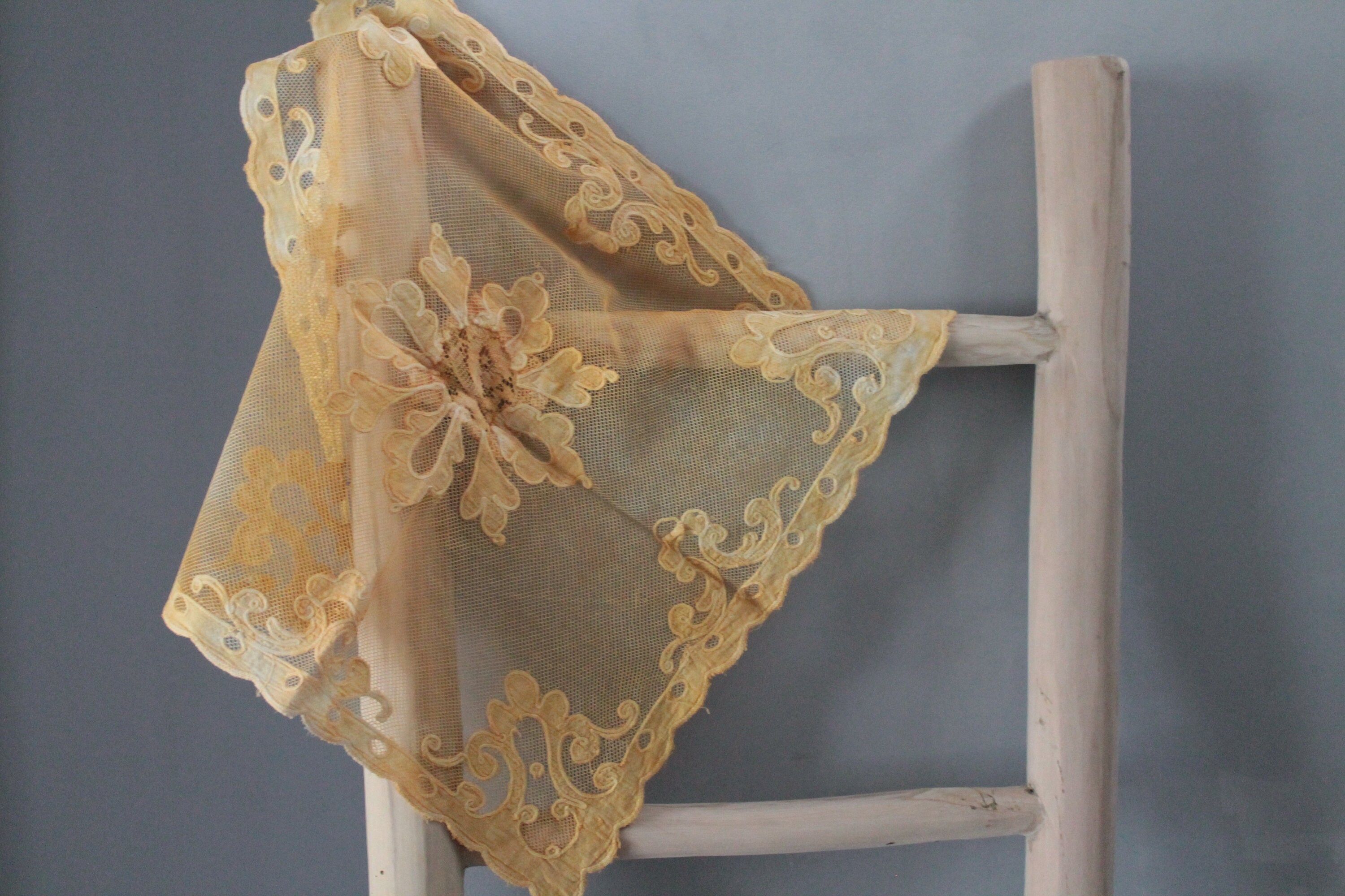 Napperon Vintage Jaune Fait Main Ancien Teint en Teinture Végétale, 2494