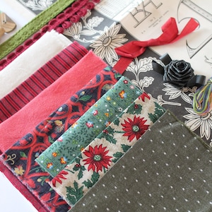 Könnte beinhalten: Eine Sammlung von Stoffmustern in verschiedenen Farben und Mustern, darunter Rot, Grün und florale Designs. Das Bild zeigt auch Holzknebel, Knöpfe und Zierleisten, was auf ein Bastel- oder Näh-Thema hindeutet.