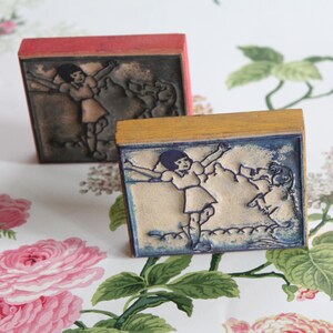 Vignette scolaire ancienne, jouet années 1960, 8 x 6.5 cm, fillette et son chien, cadeau fille, collection chien, 4578