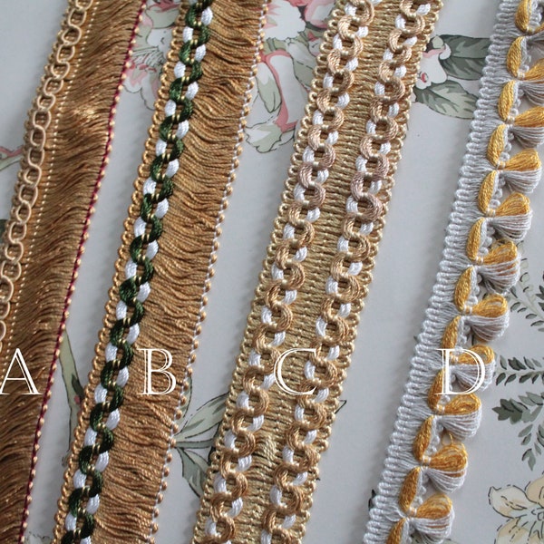 Galon ameublement franges or et vert, bordure abat jour, ornement de rideau, passementerie française, galon bouclettes jaune et blanc, 2506