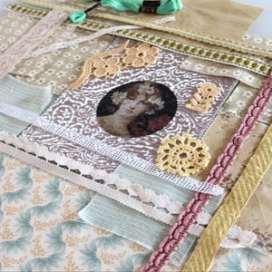 Peut inclure: Un collage de morceaux de tissu, de dentelle et d'embellissements aux tons neutres. Comprend un portrait vintage, des fleurs au crochet et divers rubans. Inclut une bobine de fil vert menthe, idéale pour l'artisanat et les projets mixtes.