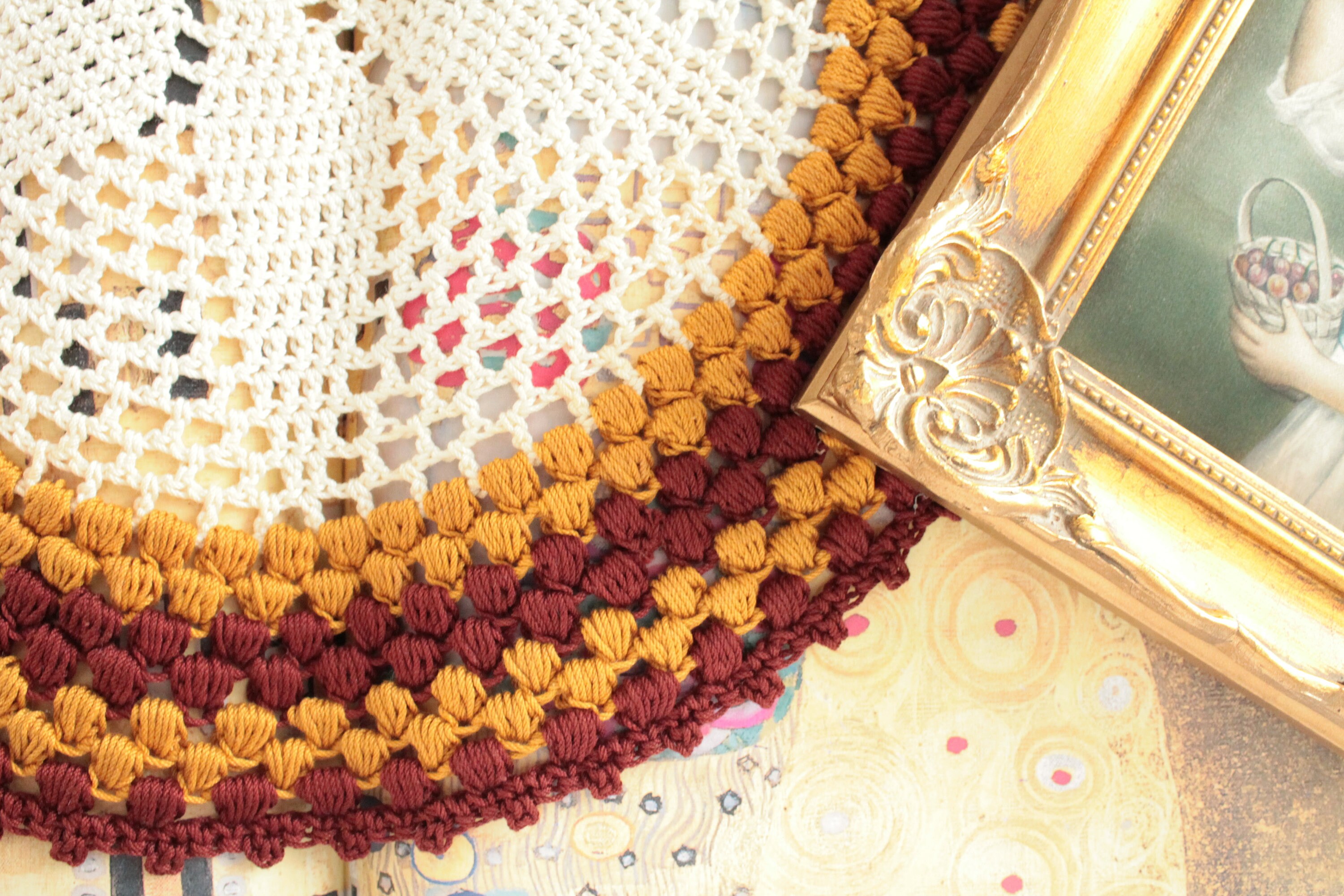 Napperon Vintage Français en Crochet de Diamètre 34 cm, Couleur Écru, Moutarde et Prune - 727